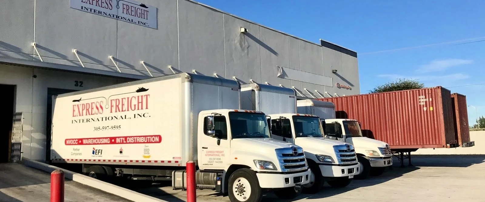 Camiones de caja de EFI cargados en el muelle de la empresa en Miami
