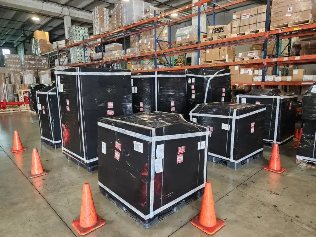 Cajas de exportación envueltas en plástico, listas para consolidación en el almacén de EFI en Miami.